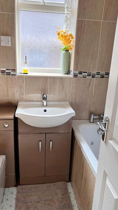 Cheerful 3 Bedroom Townhouse With Free Parking. ビラリキー エクステリア 写真